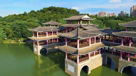 广西南宁狮山公园竹影桥风雨桥湖景风光