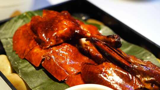 中国传统美食，肉质细腻多汁的脆皮烤鸭摆盘