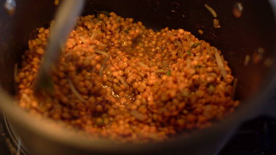 在平底锅里搅拌小扁豆的特写镜头