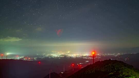 广西桂林兴安县摩天岭星空下的城市与风电场