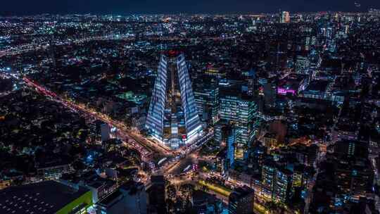 夜间城市环形交叉路口的汽车和交通超翻转天