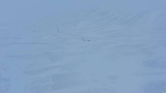 航拍白雪覆盖的平原