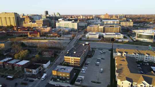 密苏里州圣路易斯的城市街道和商业区建筑，天线