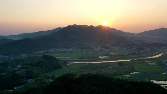 山间夕阳，太阳落下山