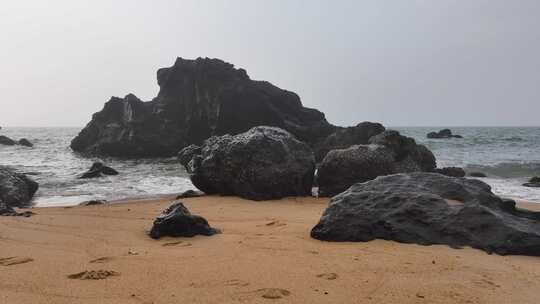 海南万宁山钦湾燕子洞航拍