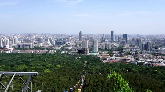 实拍济南千佛山景区俯瞰济南城市市区视频