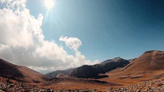 山地景观中云的时移