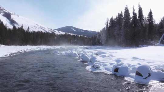 航拍新疆冬季喀纳斯神仙湾晨雾雪山森林雪景