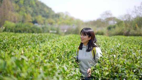 春天年轻阳光活力女孩郊游公园穿越生态茶园