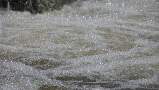 河水急流泛起的水花