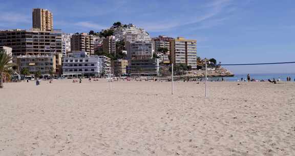 西班牙贝尼多姆镇在夏季显示海滩的镜头