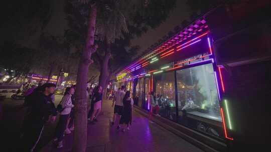 老北京后海什刹海酒吧街游人夜生活舞台演唱