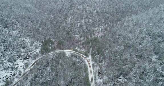 航拍大兴安岭春季降雪山林银装素裹