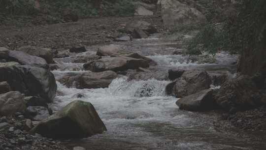 西岭雪山山涧流水