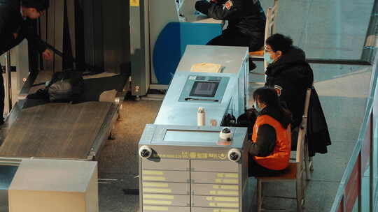 南京火车站人口安全检查区及乘客视频素材模板下载