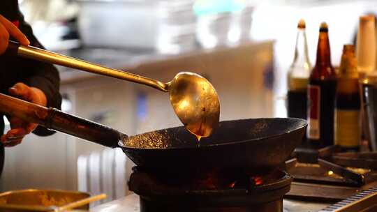 厨师颠锅颠勺，餐饮广告可用