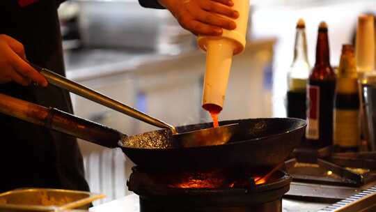 厨师颠锅颠勺，餐饮广告可用