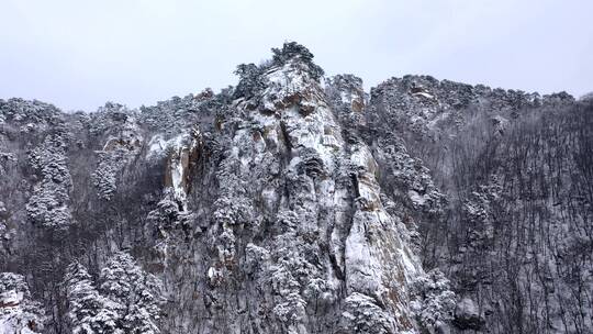 航拍雪中山峰