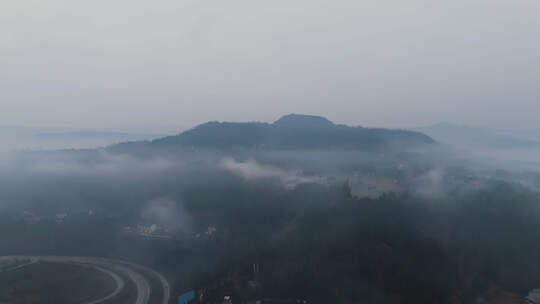 大山清晨薄雾