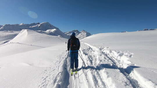 奥地利福拉尔贝格莱赫阿尔贝格阿尔卑斯山的粉末滑雪