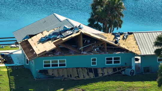 飓风伊恩摧毁了佛罗里达住宅区的房屋视频素材模板下载
