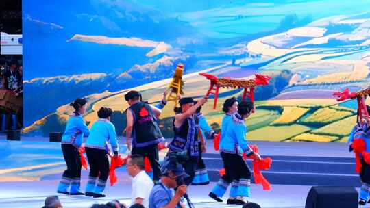 多彩贵州特色民族舞蹈板凳舞