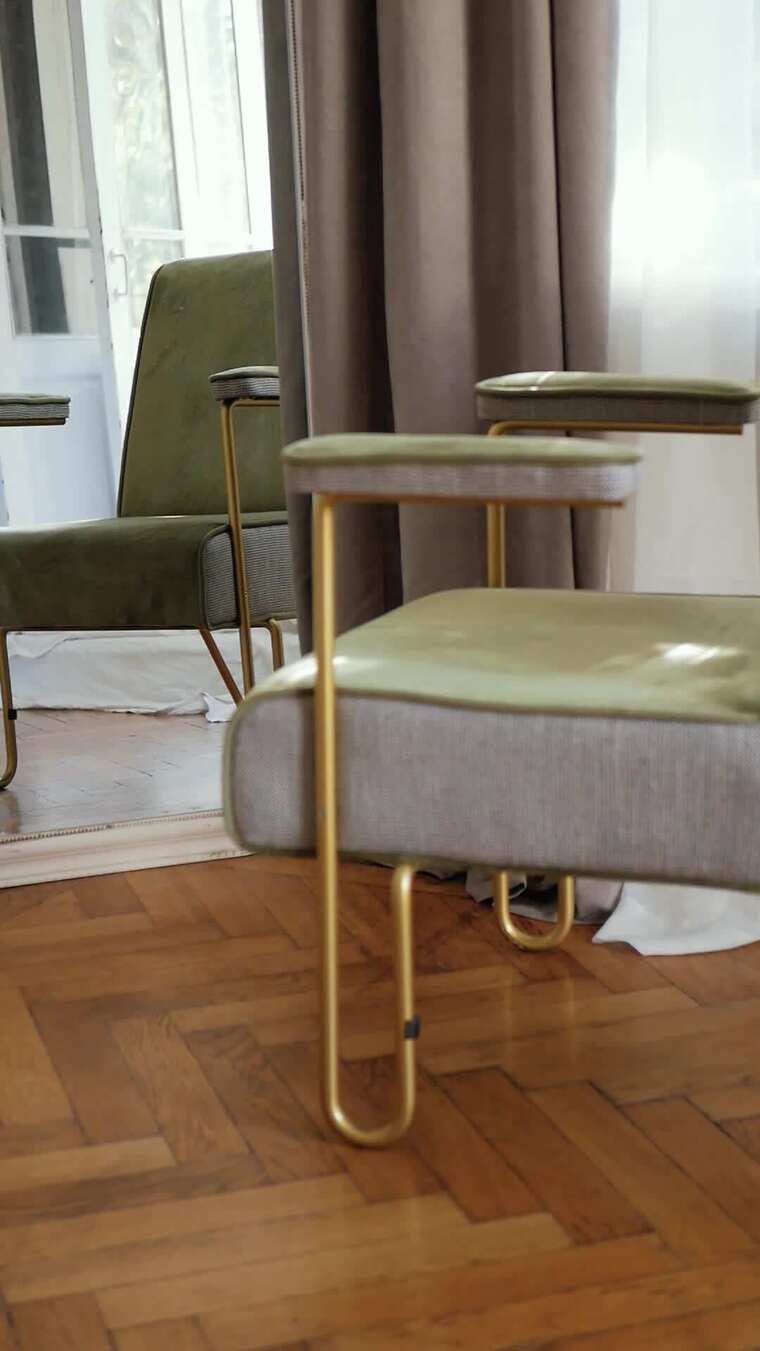 卧室镜子前的椅子