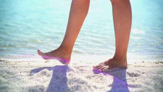 赤脚走在海边沙滩