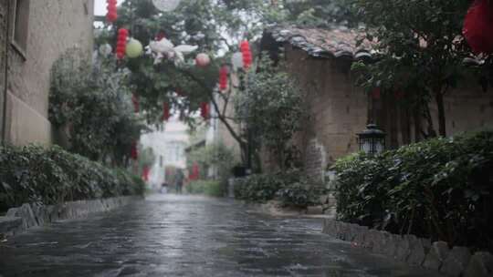 古镇雨后潮湿的石板路特写