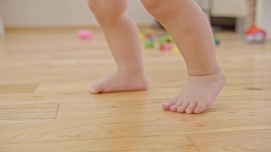婴儿赤脚走路蹒跚学步新生儿新生命