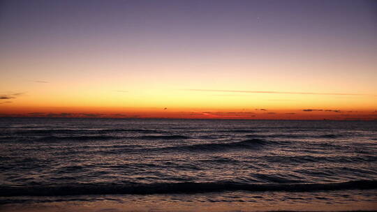 日出前的海平面