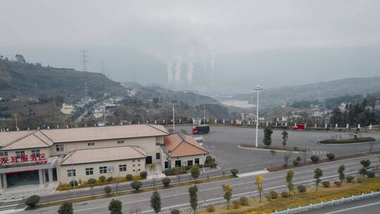 贵州发耳服务区和远处电厂浓烟污染