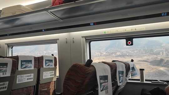 运行中的动车高铁二等座车厢视频素材模板下载