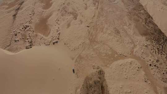 空中：一辆载有风筝的卡车在巴西杜林的伦科斯马拉亨塞斯的沙丘上行驶视频素材模板下载