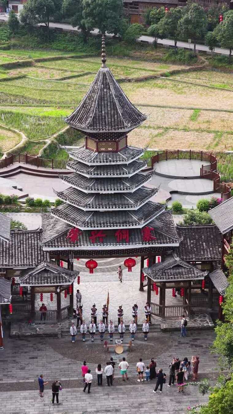 贵州侗寨鼓楼前人群活动场景