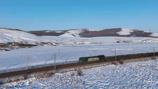 雪原铁路上行驶的货运列车视频素材模板下载