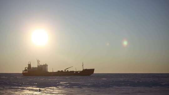 阳光明媚的科考船破冰船考察队科学考察