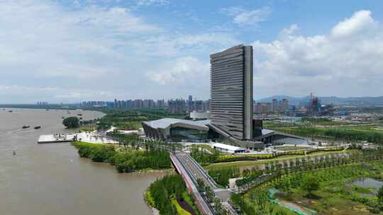 现代化建筑与河流景观的城市风光