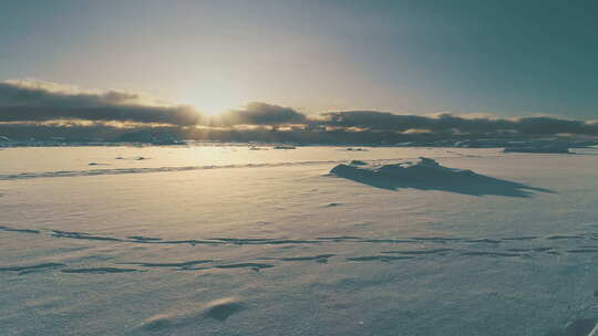 北极上空日出积雪覆盖的表面俯视图