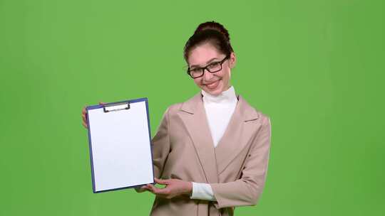 女孩广告代理在平板电脑上显示重要信息。绿屏。慢动作