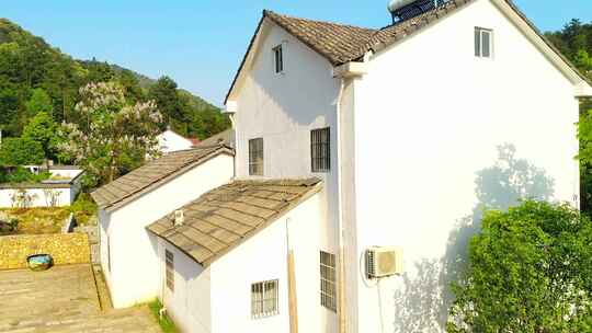 乡村白墙房屋自然风光