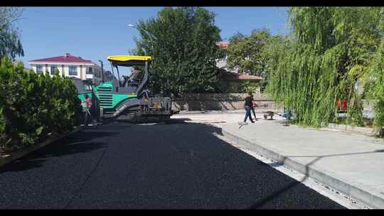 筑路工人建设新的沥青公路。