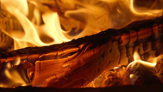 燃烧木柴火堆木炭火焰篝火视频素材模板下载