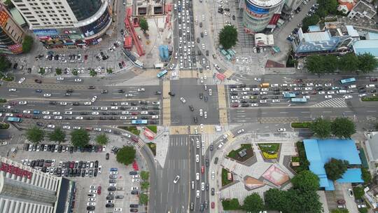 下班时段的城市路口