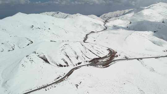 青海拉脊山雪山公路航拍视频