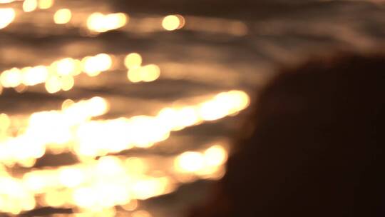 夕阳大海剪影虚化光斑