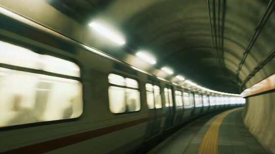 快速行驶地铁隧道无人驾驶地铁穿梭城市速度