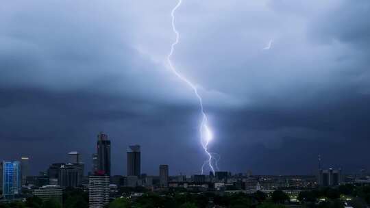 城市上空雷暴延时