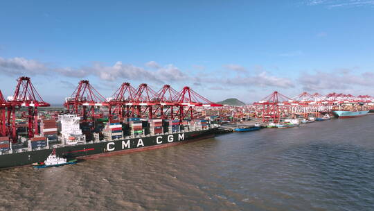 上海洋山港口货轮装卸货