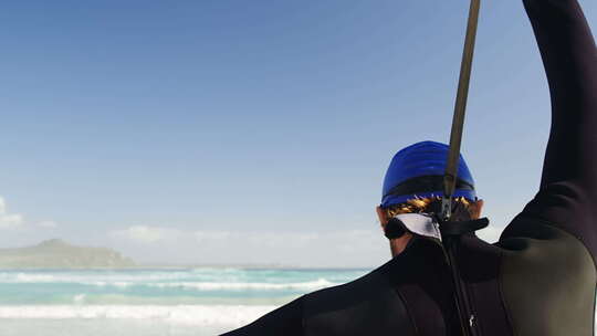 站在海滩上的男性冲浪者视频素材模板下载
